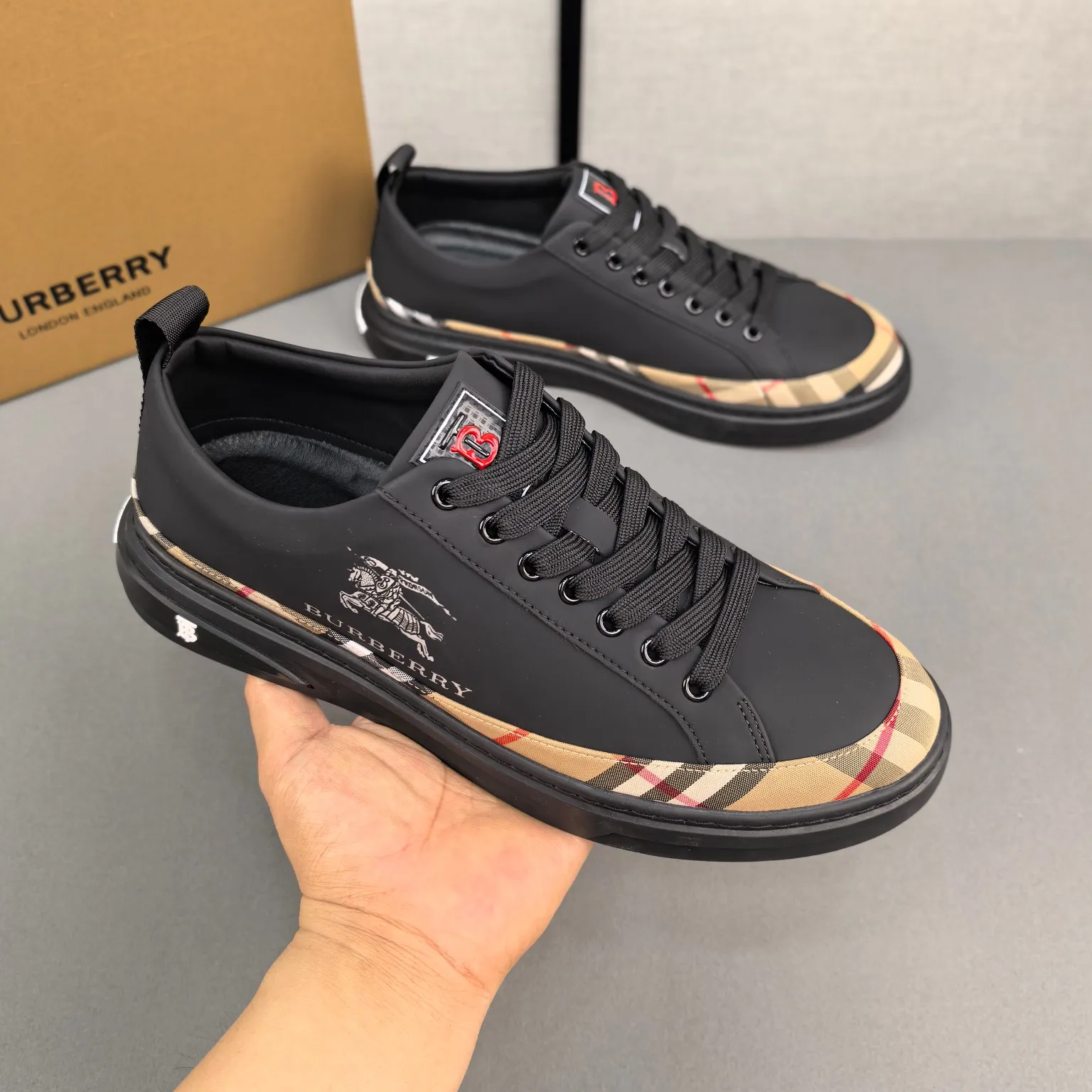 Burberry [Burberry] men's shoes 💰400💰. Fashionable sports and casual shoes, the upper is made of first-layer cowhide with plaid material, first-layer pigskin lining, and rubber outsole. Men's size 38-44.